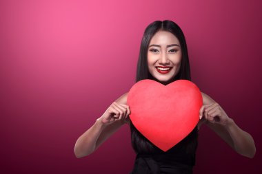 kadın holding kırmızı kağıt kalp