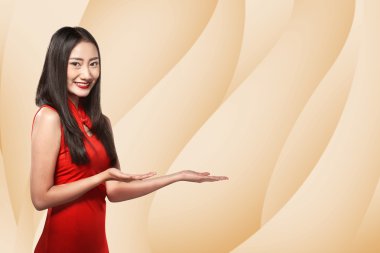 Çinli kadın açık elle