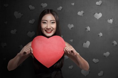 kadın holding kırmızı kağıt kalp