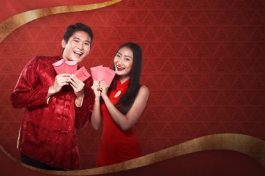 Cheongsam elbiseli Asya çift