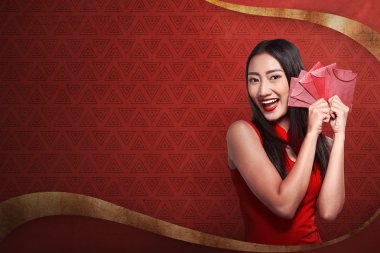 Çinli kadın cheongsam elbise gülümseme