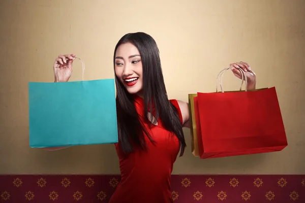 Mujer china sosteniendo bolsas de compras — Foto de Stock