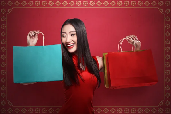 Mujer china sosteniendo bolsas de compras — Foto de Stock