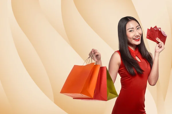Kínai nő gazdaság bevásárló táskák — Stock Fotó