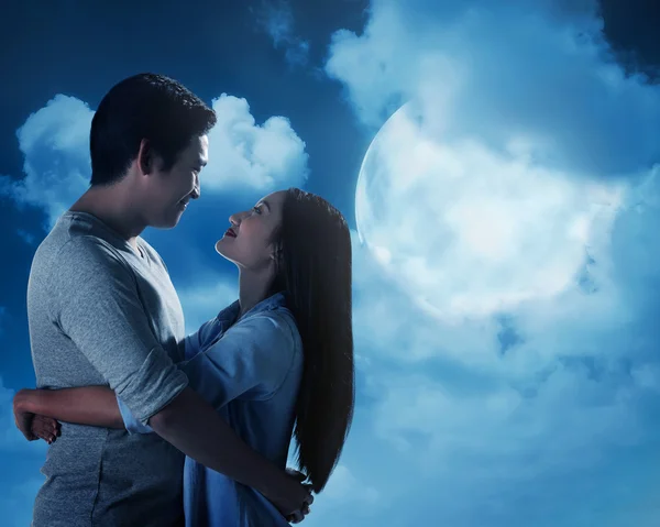 Para przytulanie w pełni księżyca — Zdjęcie stockowe