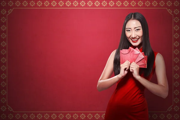 Chinese vrouw bedrijf angpao — Stockfoto