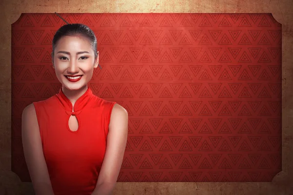 Mujer china en cheongsam vestido sonrisa — Foto de Stock