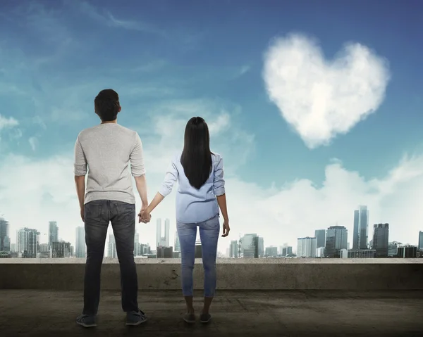 Asian couple looking at the sky — Stock Photo, Image