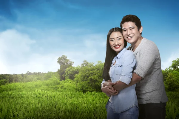 Asiático casal abraço e sorrindo — Fotografia de Stock