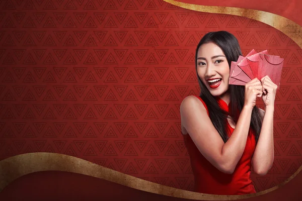 Mulher chinesa em cheongsam vestido sorriso — Fotografia de Stock