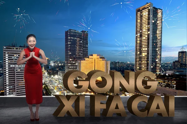 Китайська жінка в cheongsam плаття посмішка — стокове фото