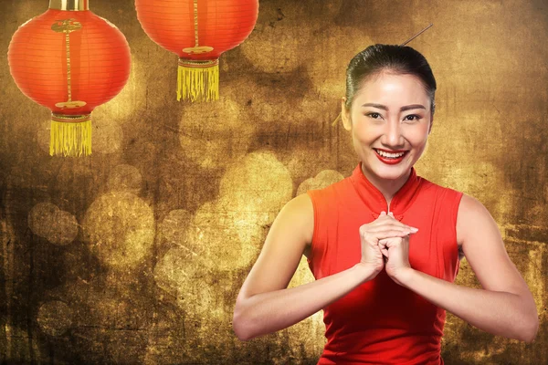 Chinese vrouw in cheongsam jurk glimlach — Stockfoto