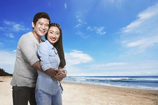 亚洲夫妇微笑着在沙滩上 — 图库照片