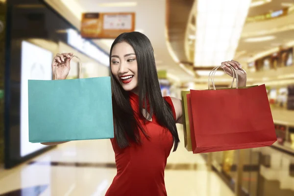 Chinese vrouw bedrijf shopping tassen — Stockfoto