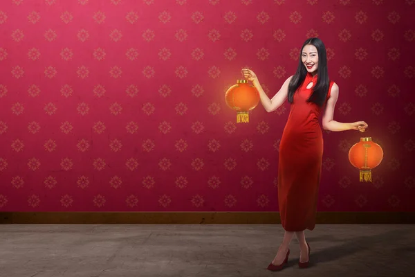Chinese vrouw bedrijf lantaarns — Stockfoto