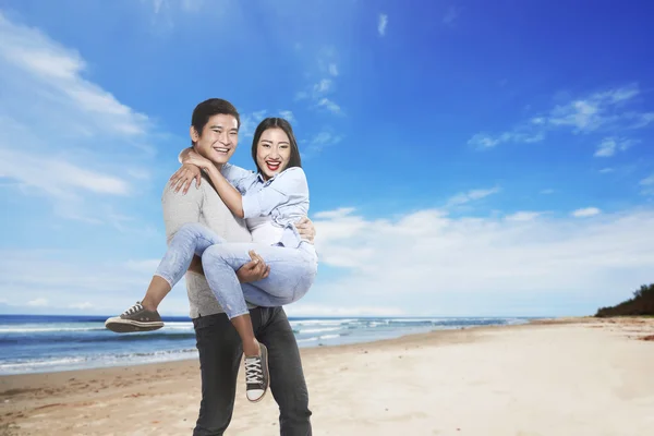 Feliz asiático pareja sonriendo en la playa —  Fotos de Stock