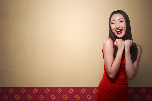 Chinese vrouw in cheongsam jurk glimlach — Stockfoto