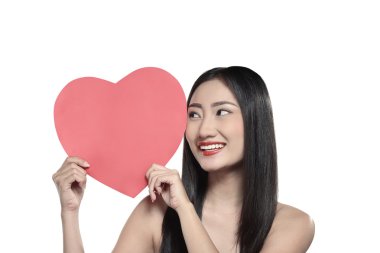 Asyalı kız holding kırmızı kalp