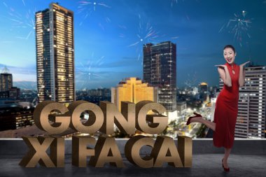Çatıda içinde geleneksel Çince kadın