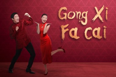 Takım elbiseli cheongsam Çin çift heyecanlı