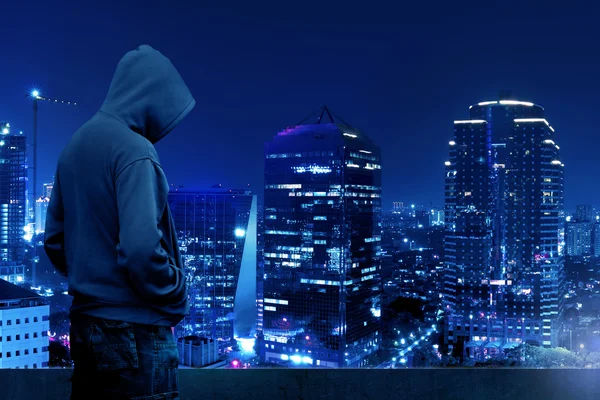 Haker stojąc na dachu — Zdjęcie stockowe