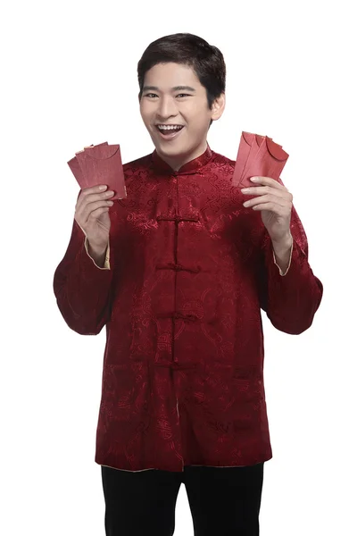 Homme en costume cheongsam tenant angpao — Photo