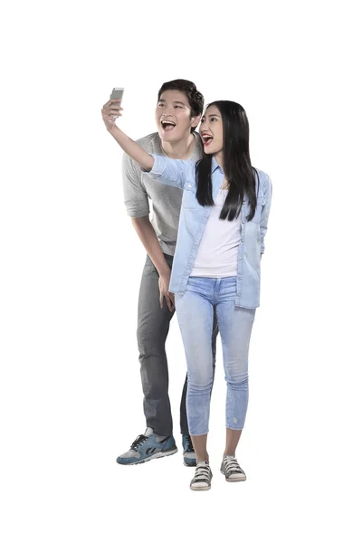 Asian pár ezzel selfie a mobiltelefon — Stock Fotó