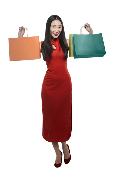 Mulher chinesa segurando sacos de compras — Fotografia de Stock