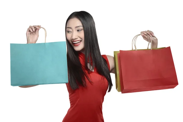 Mulher chinesa segurando sacos de compras — Fotografia de Stock