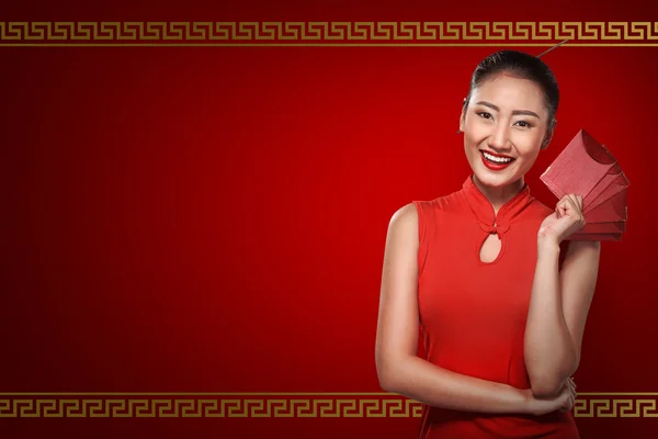 Mujer china sosteniendo angpao — Foto de Stock