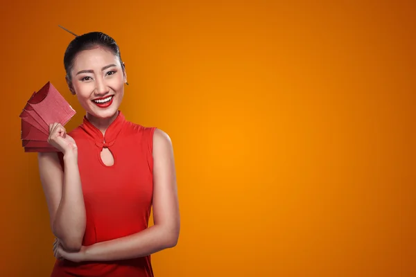 Chinese vrouw bedrijf angpao — Stockfoto