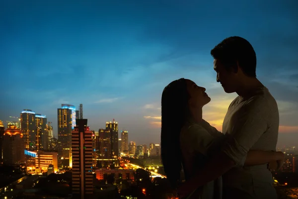 Silhouet van het paar op het dak — Stockfoto