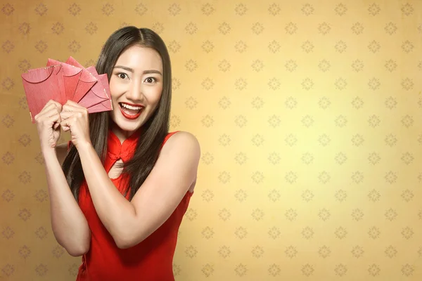 Chinese vrouw bedrijf angpao — Stockfoto