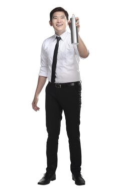 Asya işadamı bir şey püskürtme