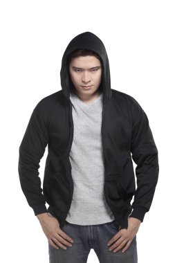 Hoodie tişörtlü Asyalı adam