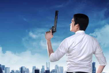 gizli ajan holding silahı