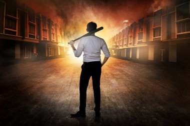 Beyzbol sopası tutan adam.