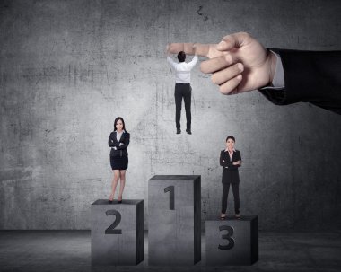 Asya iş kişi büyük el üzerinde asılı