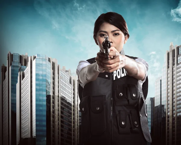 Güzel polis kadın holding silah — Stok fotoğraf