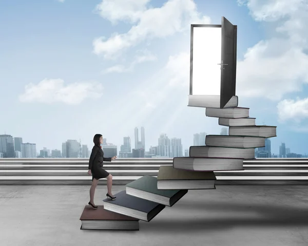 Asiatico businesswoman stepping su scale — Foto Stock