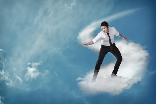 Hombre de negocios asiático volando con la nube —  Fotos de Stock