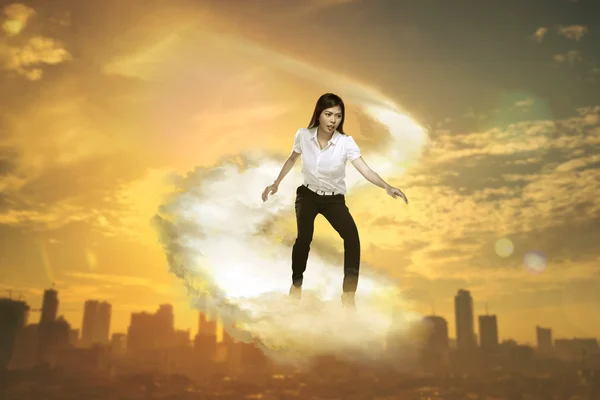 Asiática empresária voando com a nuvem — Fotografia de Stock