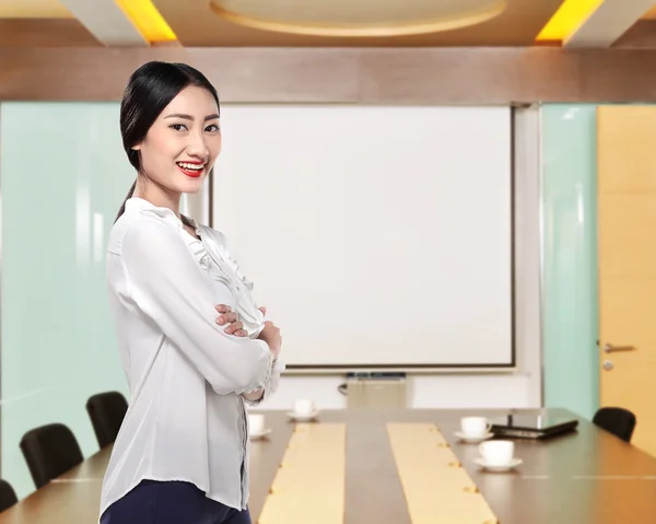 Азиатская деловая женщина улыбается — стоковое фото