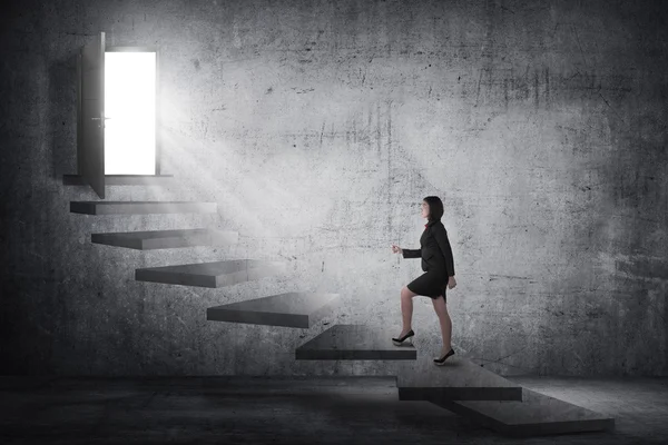 Asian businesswoman going up to the door — Stock Photo, Image