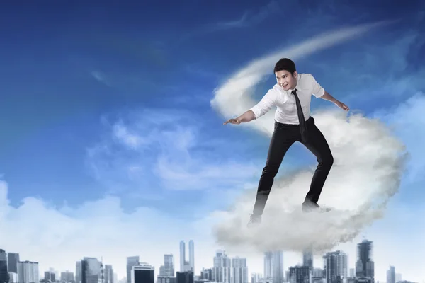 Asiático homem de negócios voando com a nuvem — Fotografia de Stock