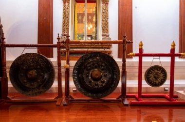 Ayutthaya / Tayland / 8 Ağustos 2020: Wat Phanan Choeng Worawihan, 1324 'te nehir tarafından inşa edilen bu süslü tapınak kompleksi devasa, yaldızlı bir Buda barındırır..