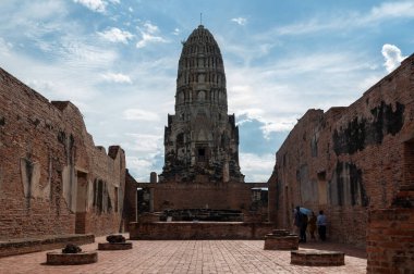 Ayutthaya / Tayland / 8 Ağustos 2020: Wat Ratchaburana, Antik Budist tapınağı özenle hazırlanmış oymalar ve restore edilmiş bir kule ve mezar ile duruyor.