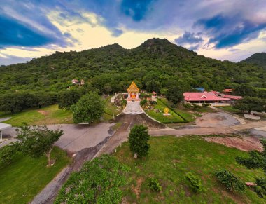Lopburi, Tayland - 9 Ekim 2020: Wat Thung Singto, Buddha Tapınağı Tapınağının Dağ ve Mavi gökyüzü manzarası
