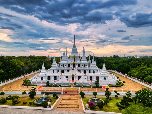 Samut Prakan, Tayland / 27 Eylül 2020: Wat Asokaram, Beyaz Budist Pagoda 'nın Güzel Alacakaranlık Bakışı