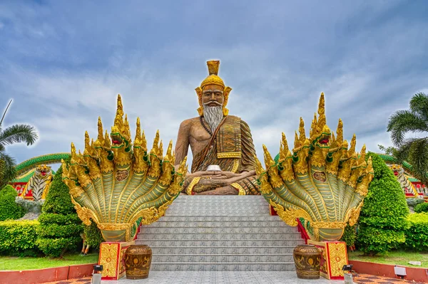 Suphan Buri / Tayland / 15 Ağustos 2020: Hermit Park, dünyanın en büyüğü. Dhamma Vipassana (İlçe Din Merkezi )